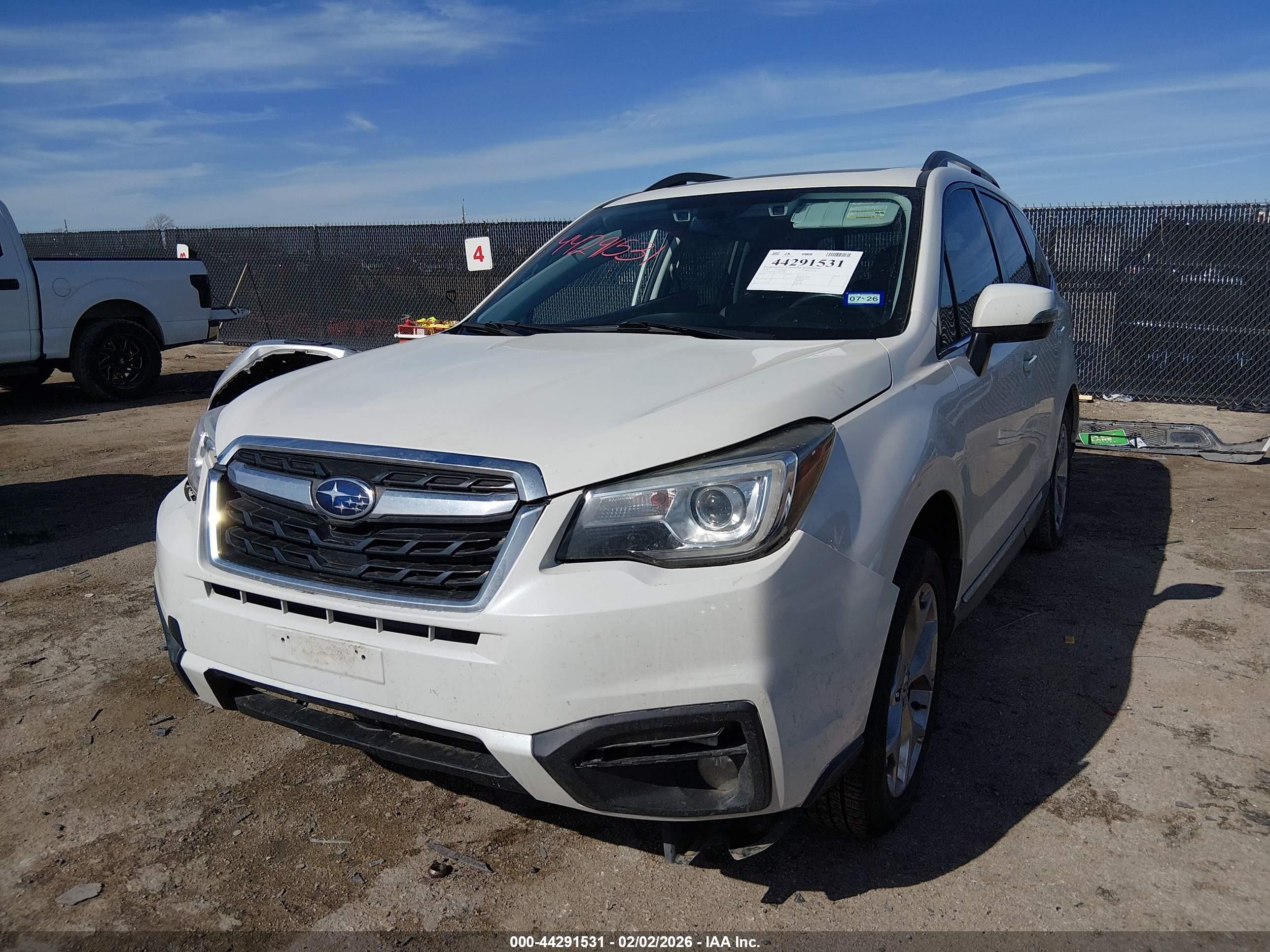 2018 Subaru Forester 2.5i Touring White vin: JF2SJAWC5JH421939