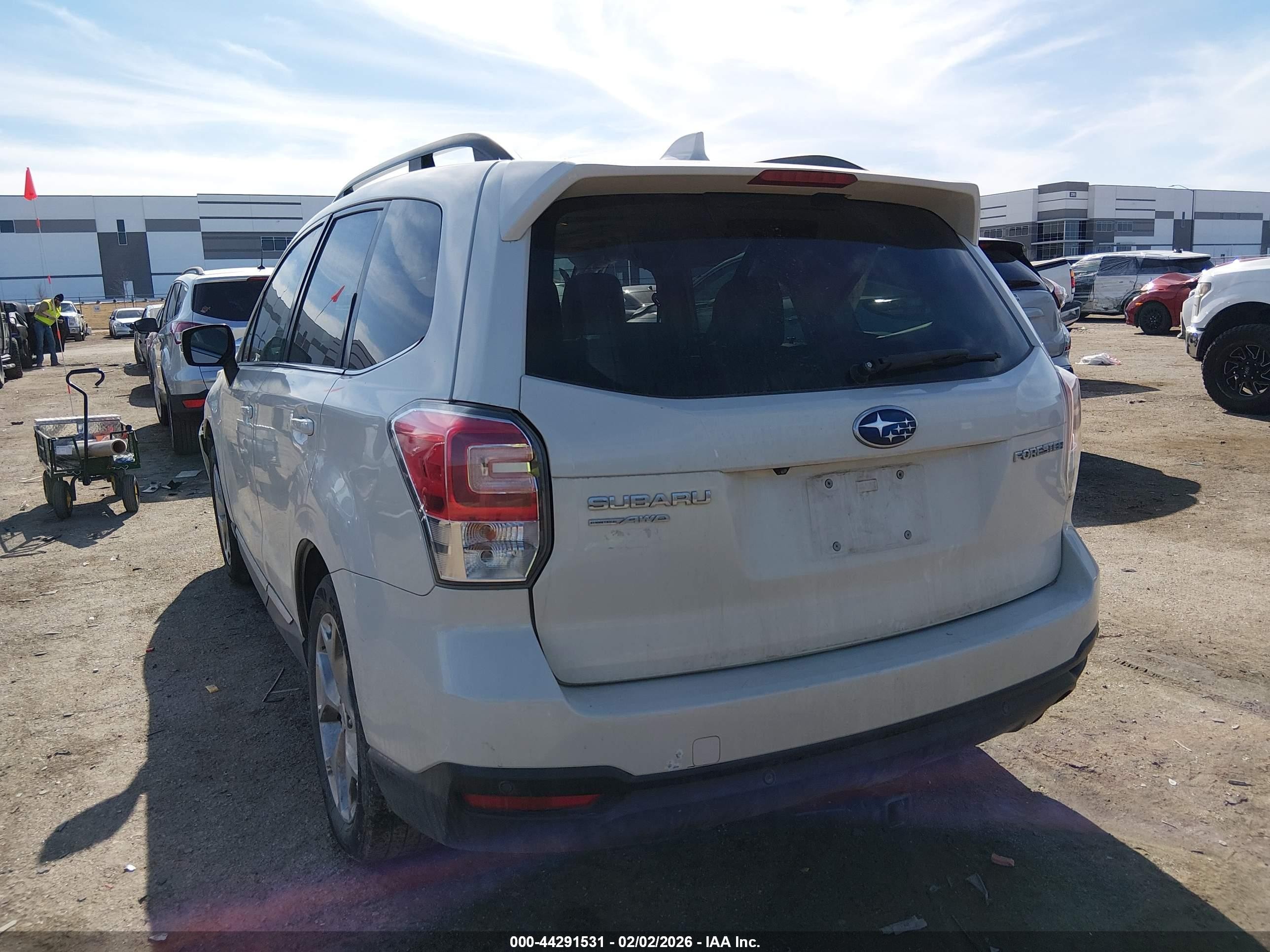 2018 Subaru Forester 2.5i Touring White vin: JF2SJAWC5JH421939
