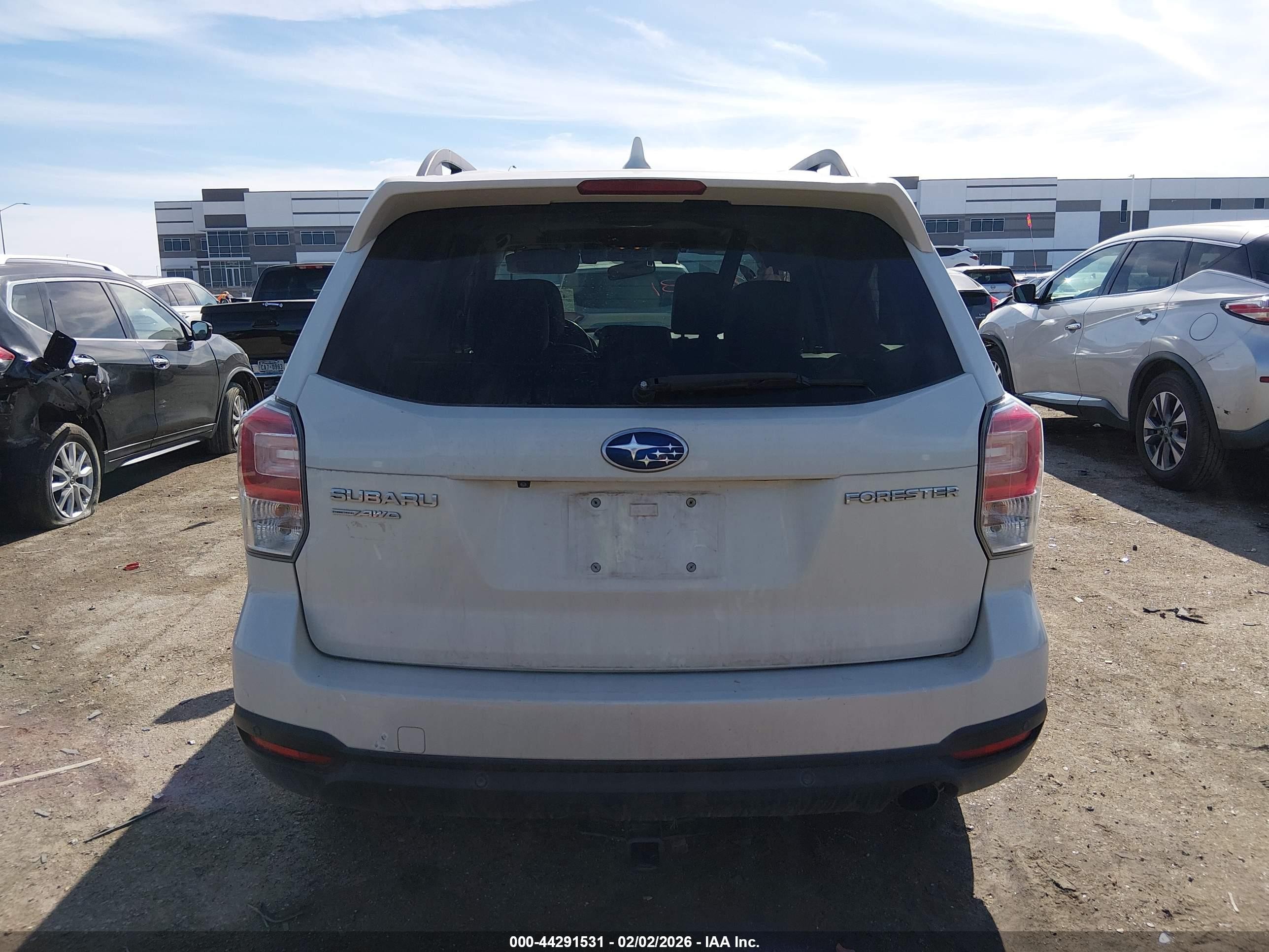 2018 Subaru Forester 2.5i Touring White vin: JF2SJAWC5JH421939