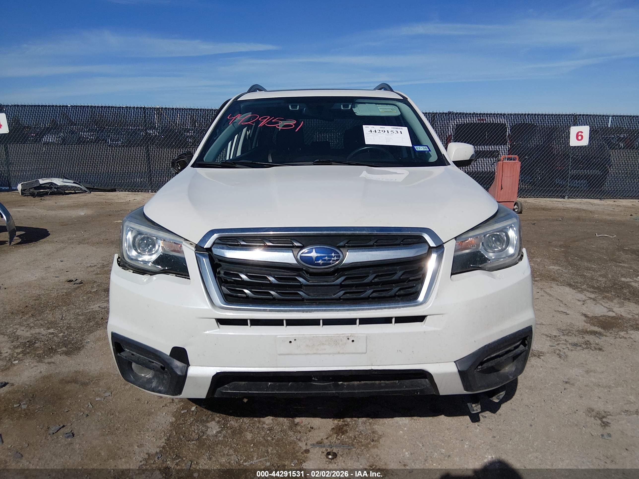 2018 Subaru Forester 2.5i Touring White vin: JF2SJAWC5JH421939
