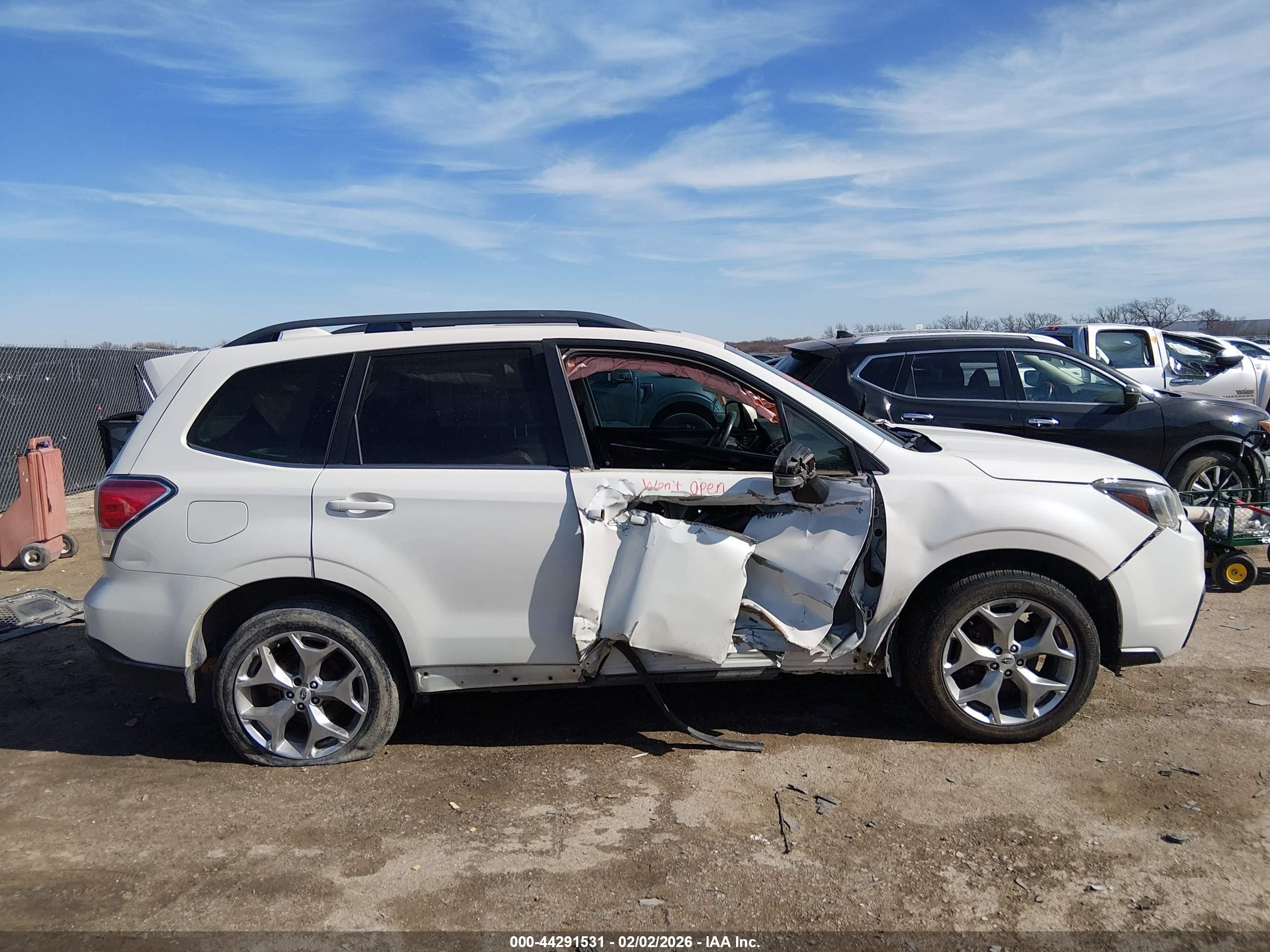 2018 Subaru Forester 2.5i Touring White vin: JF2SJAWC5JH421939
