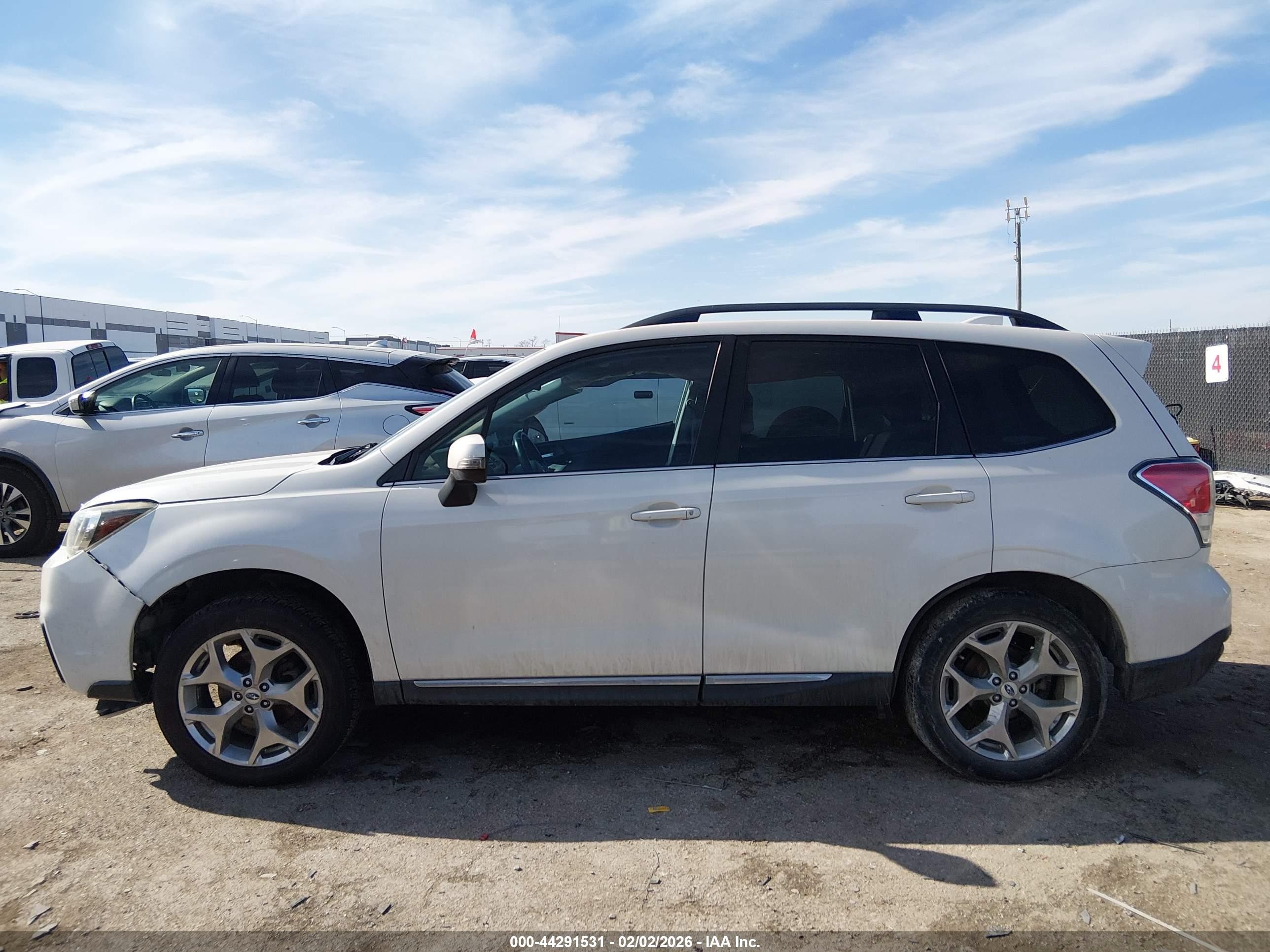 2018 Subaru Forester 2.5i Touring White vin: JF2SJAWC5JH421939