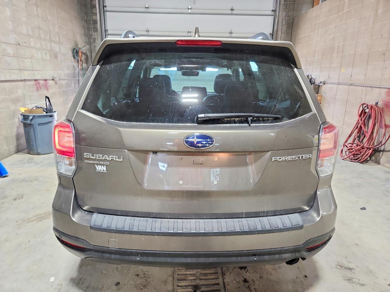 2018 Subaru Forester 2.5i Touring Gray vin: JF2SJAWC5JH591850
