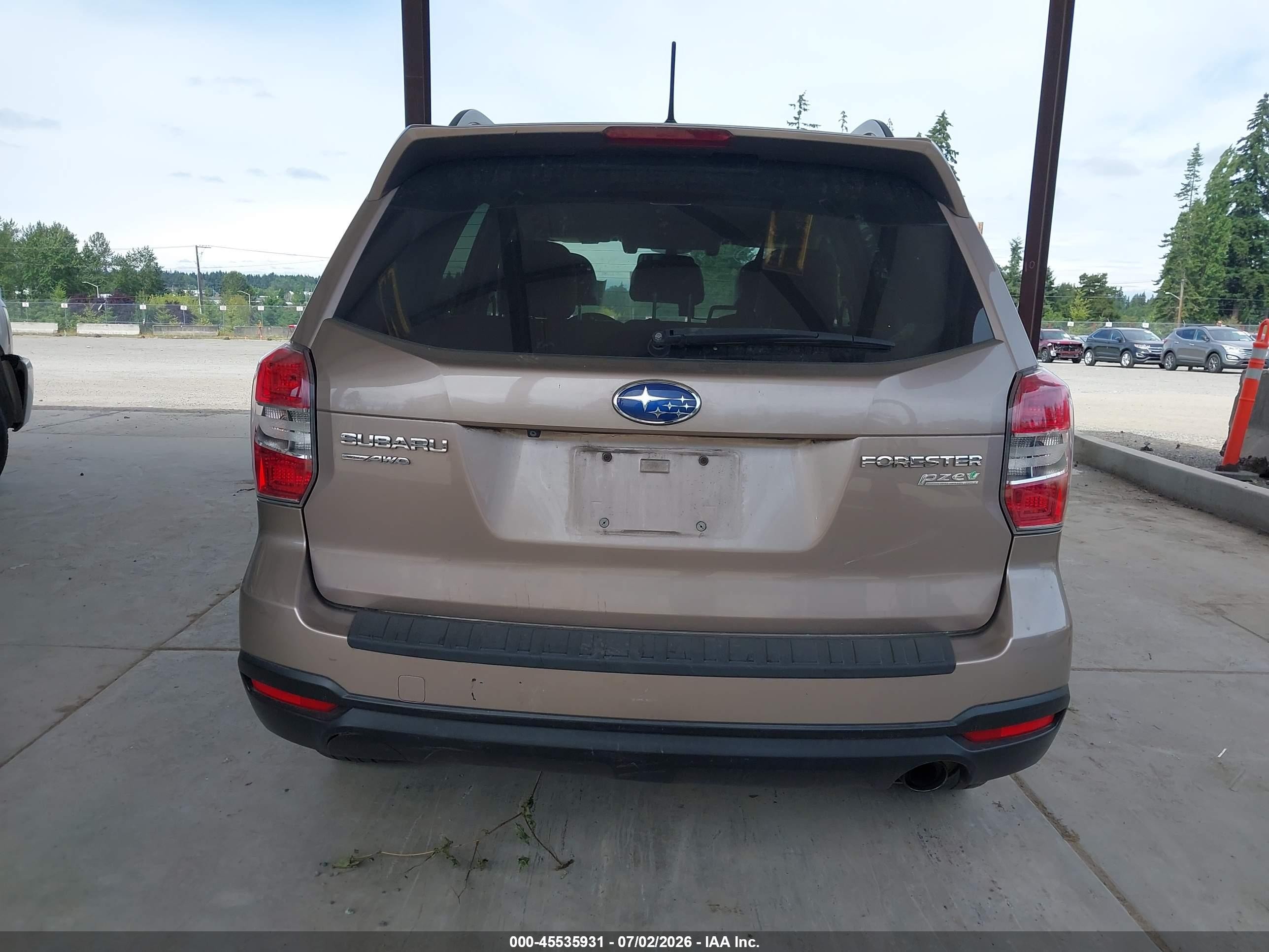 2015 Subaru Forester 2.5i Touring Champagne vin: JF2SJAWC9FH517998