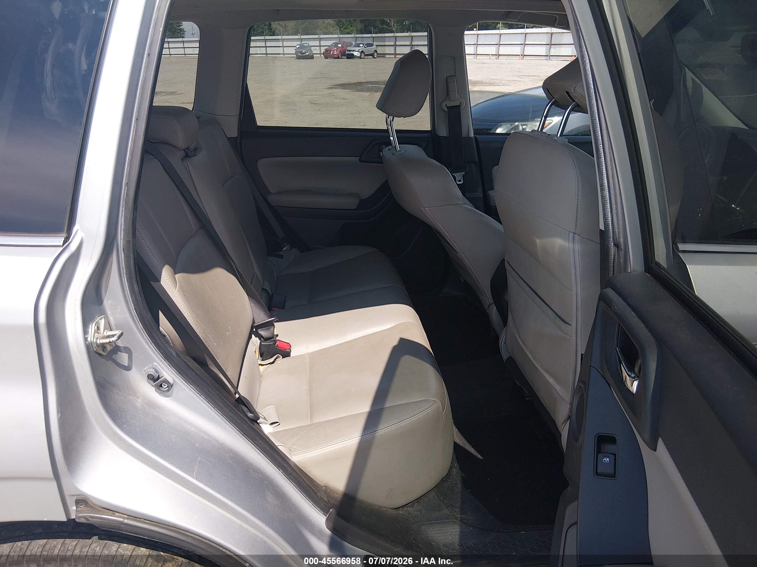 2015 Subaru Forester 2.5i Touring Silver vin: JF2SJAWCXFH579880