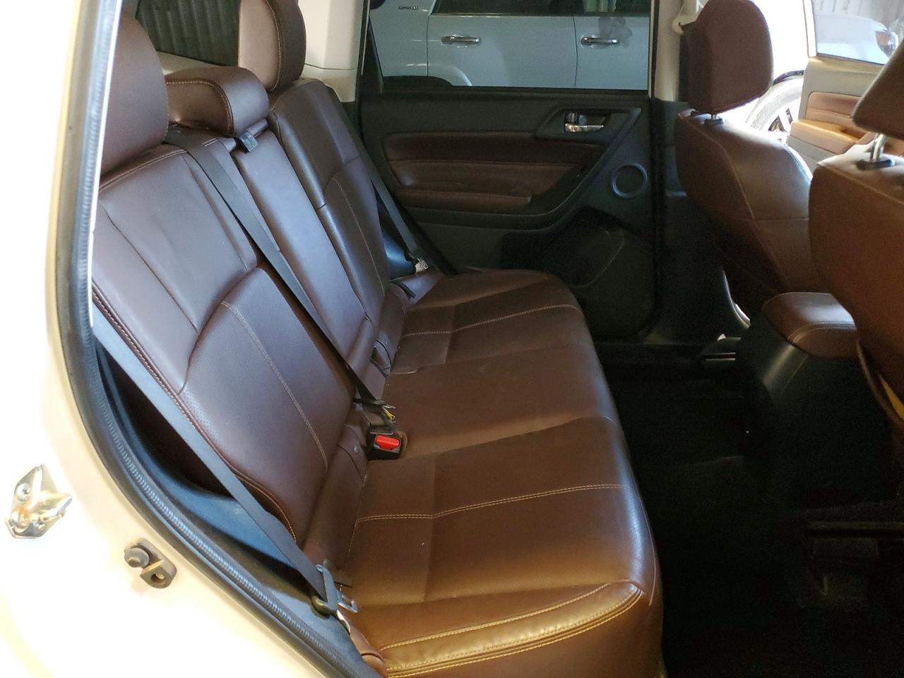 2018 Subaru Forester 2.5i Touring White vin: JF2SJAWCXJH598471