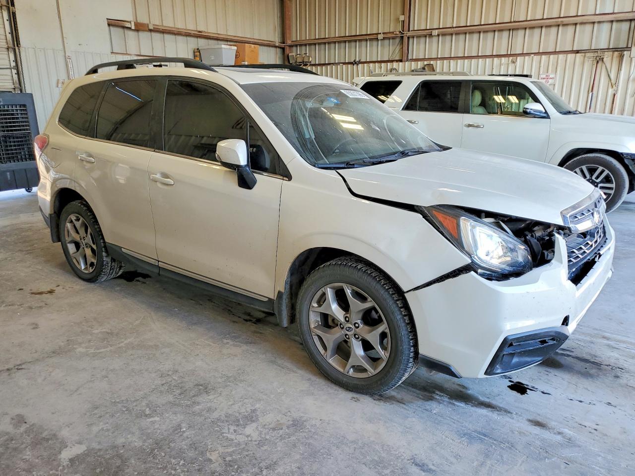 2018 Subaru Forester 2.5i Touring White vin: JF2SJAWCXJH598471