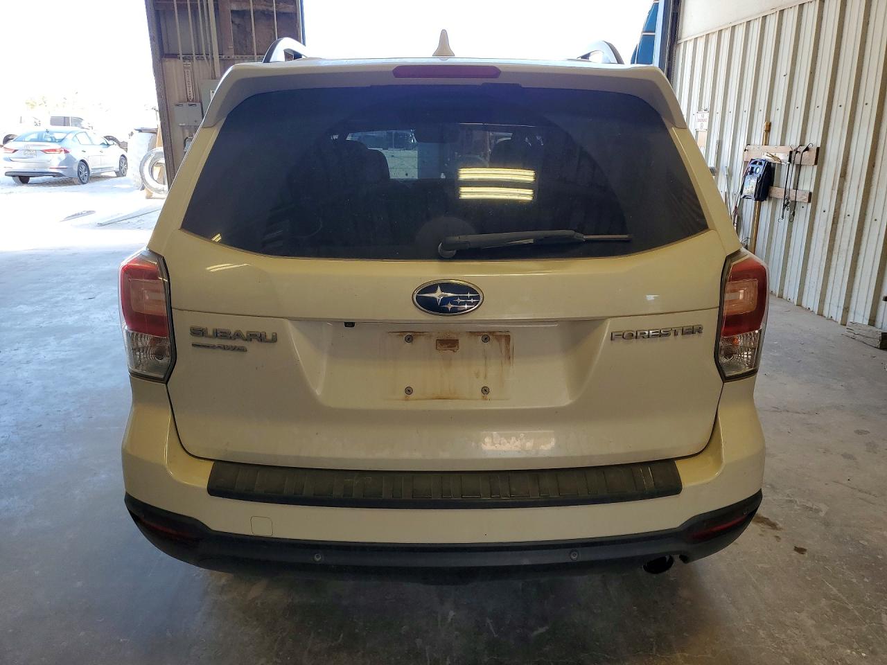 2018 Subaru Forester 2.5i Touring White vin: JF2SJAWCXJH598471