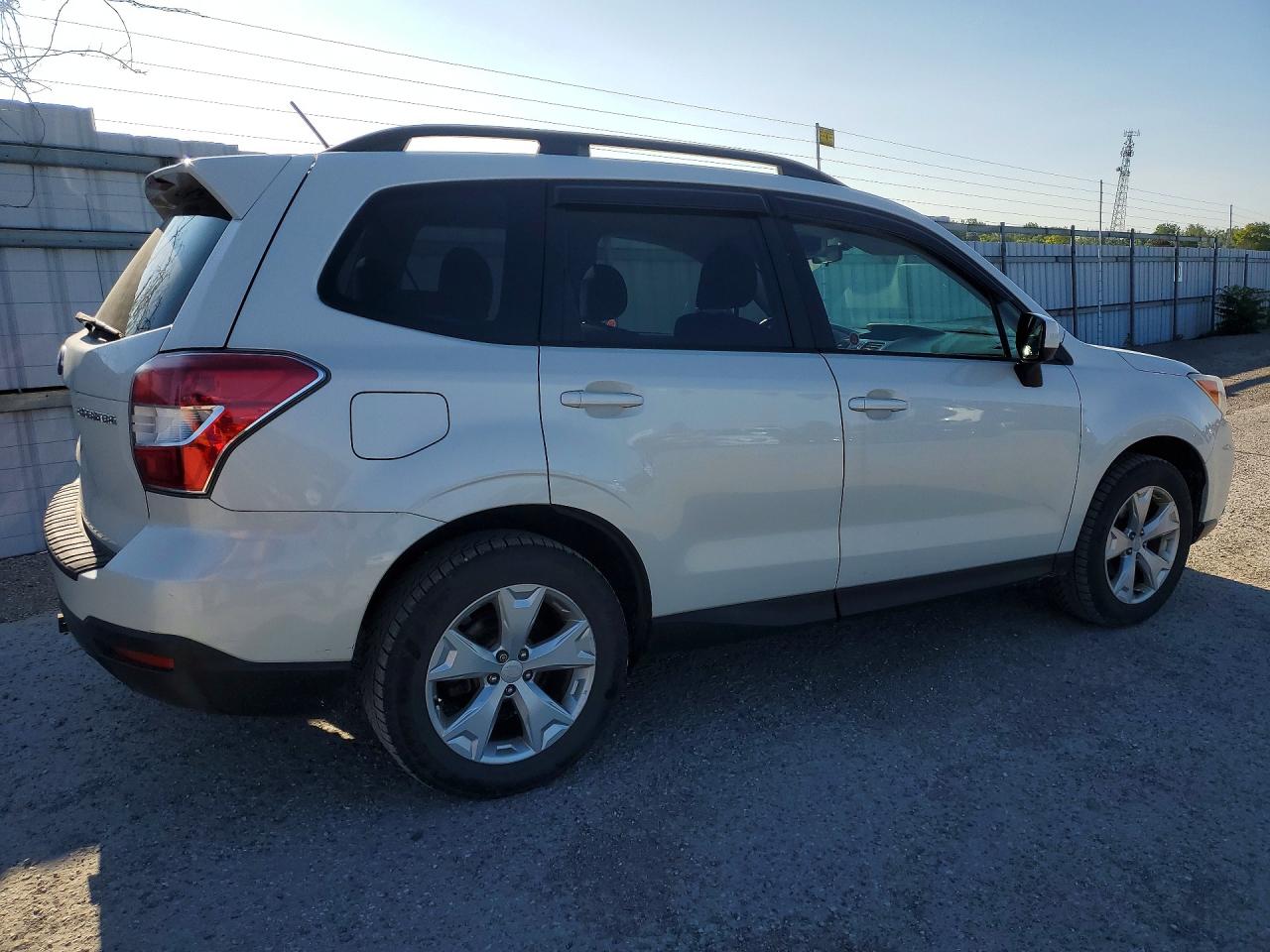 2015 Subaru Forester 2.5i Limited White vin: JF2SJCHC1FH475190