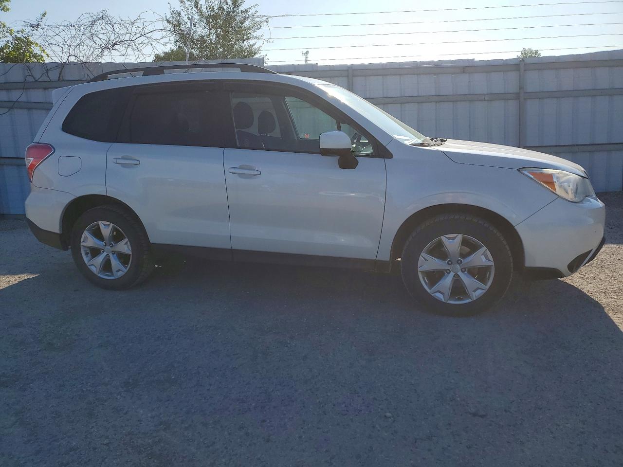 2015 Subaru Forester 2.5i Limited White vin: JF2SJCHC1FH475190