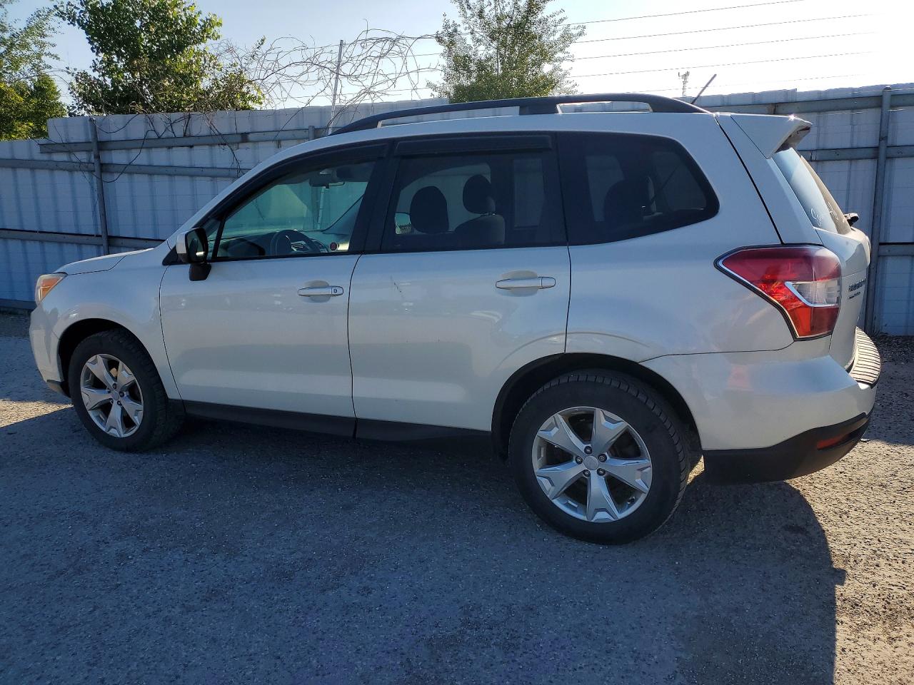 2015 Subaru Forester 2.5i Limited White vin: JF2SJCHC1FH475190