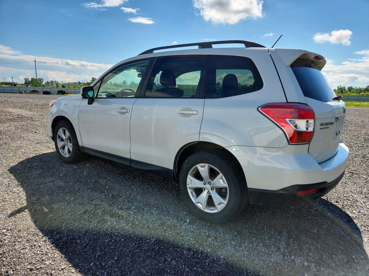 2015 Subaru Forester 2.5i White vin: JF2SJCNC0FH840656