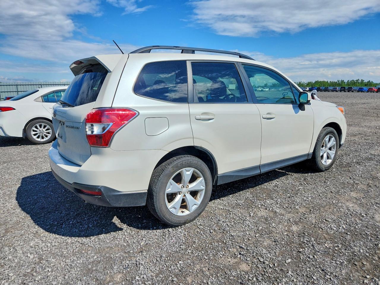 2015 Subaru Forester 2.5i White vin: JF2SJCNC0FH840656
