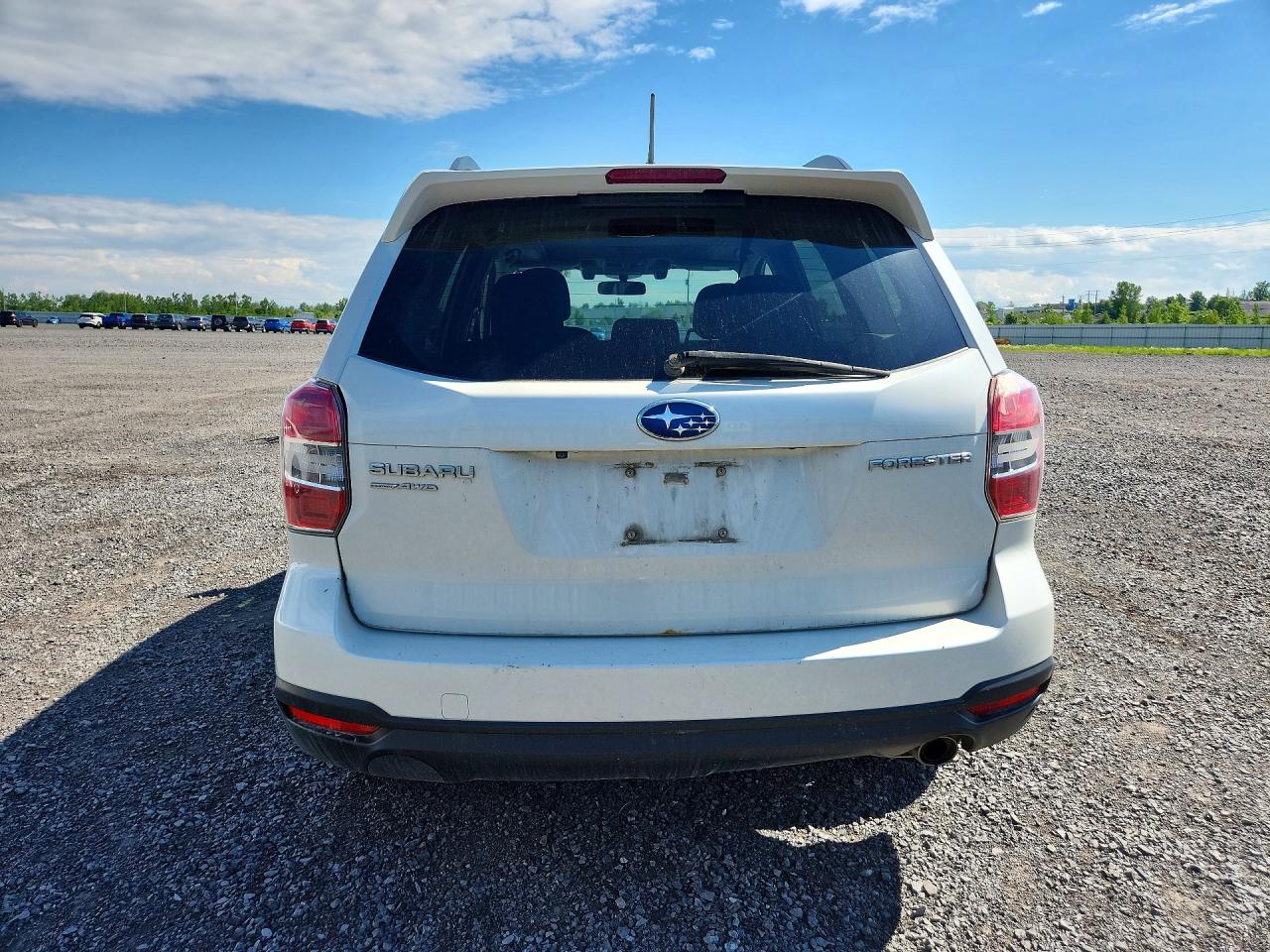 2015 Subaru Forester 2.5i White vin: JF2SJCNC0FH840656