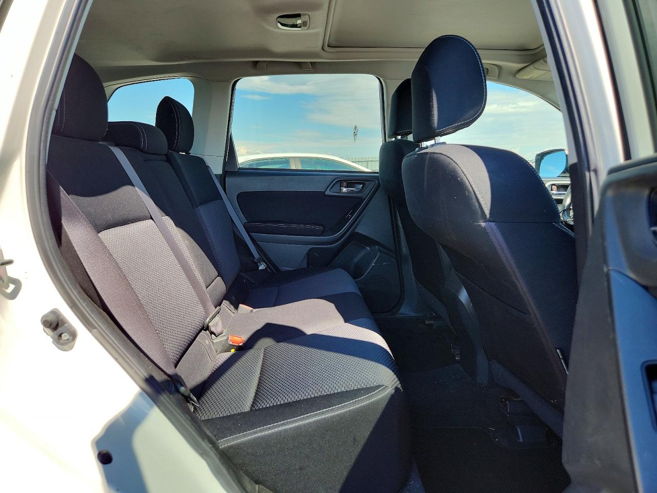 2015 Subaru Forester 2.5i White vin: JF2SJCNC0FH840656