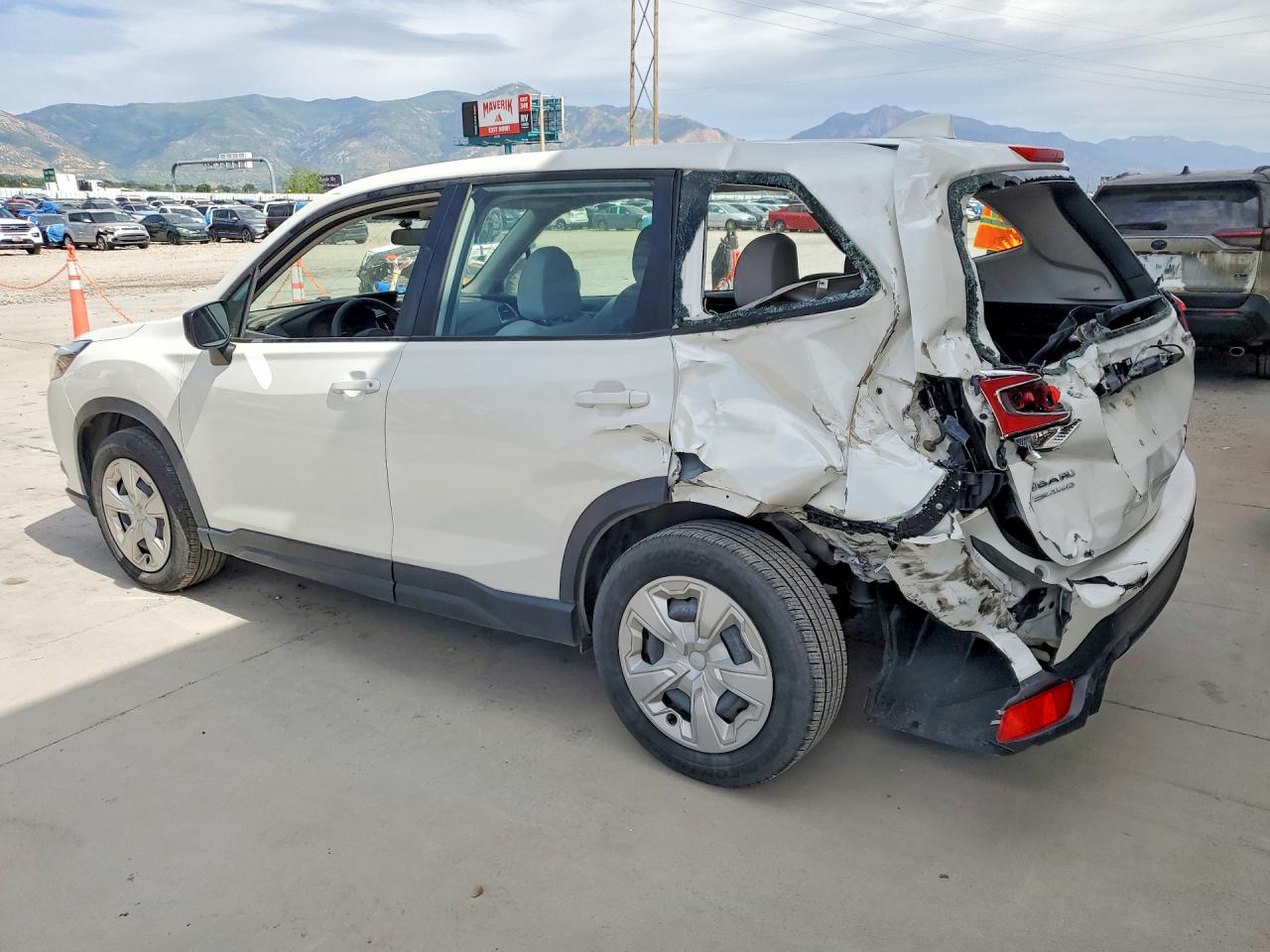 2022 Subaru Forester White vin: JF2SKAACXNH430274