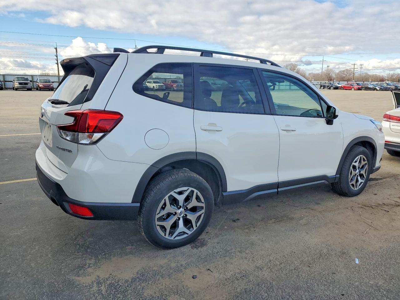 2024 Subaru Forester Premium White vin: JF2SKACC9RH517408