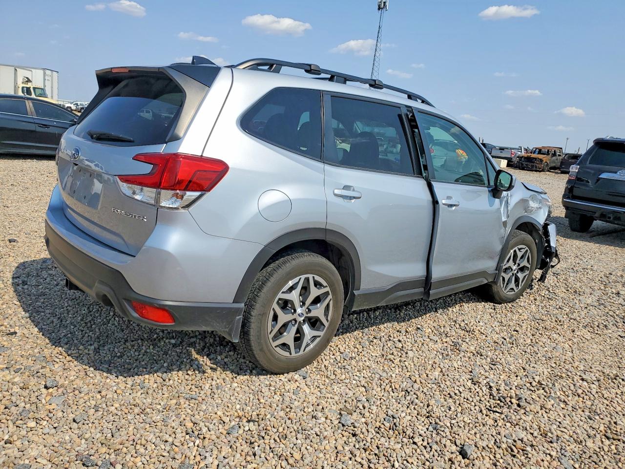 2024 Subaru Forester Premium Silver vin: JF2SKADC4RH505570