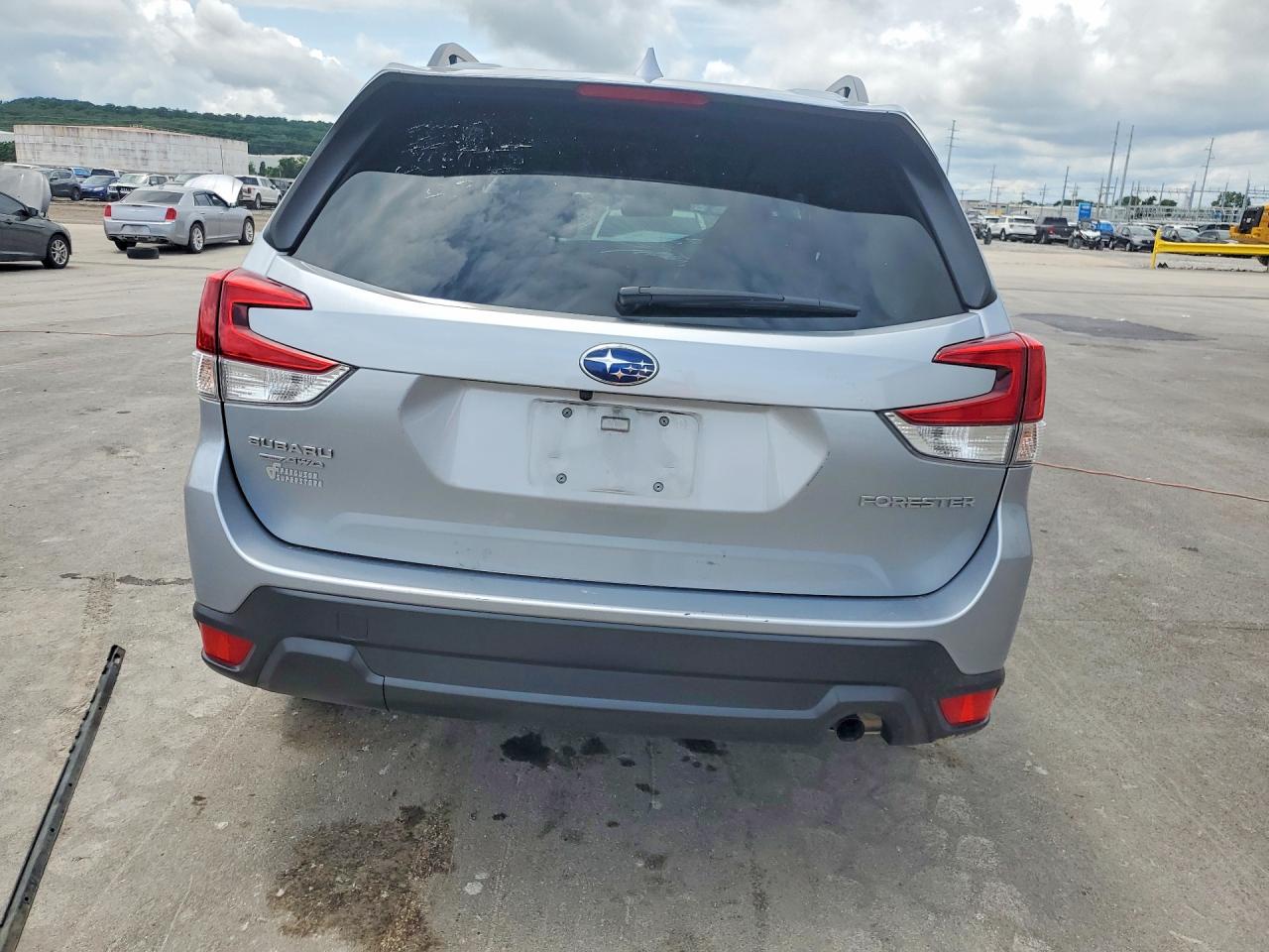 2022 Subaru Forester Premium Серебряный vin: JF2SKADC5NH465896