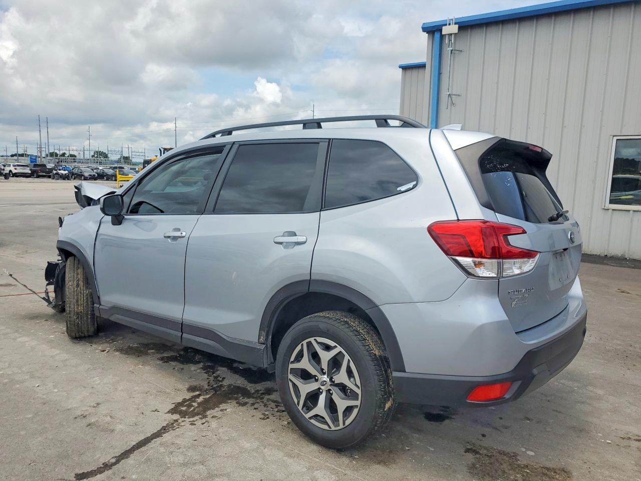 2022 Subaru Forester Premium Серебряный vin: JF2SKADC5NH465896
