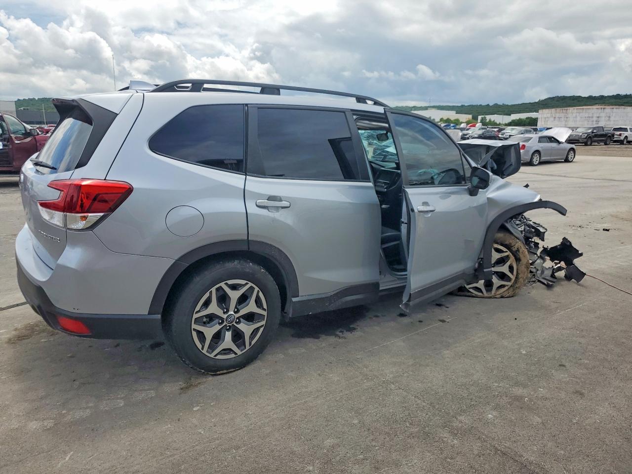2022 Subaru Forester Premium Серебряный vin: JF2SKADC5NH465896
