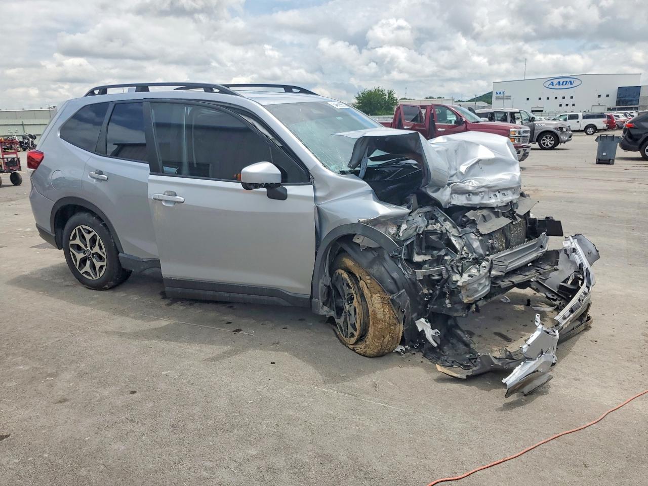 2022 Subaru Forester Premium Серебряный vin: JF2SKADC5NH465896