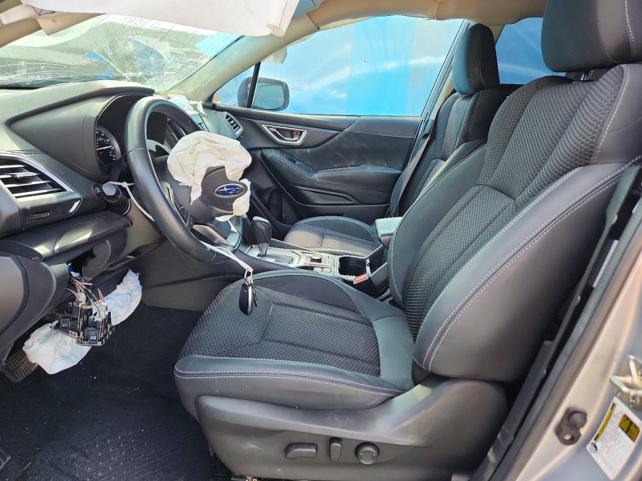2022 Subaru Forester Premium Серебряный vin: JF2SKADC5NH465896