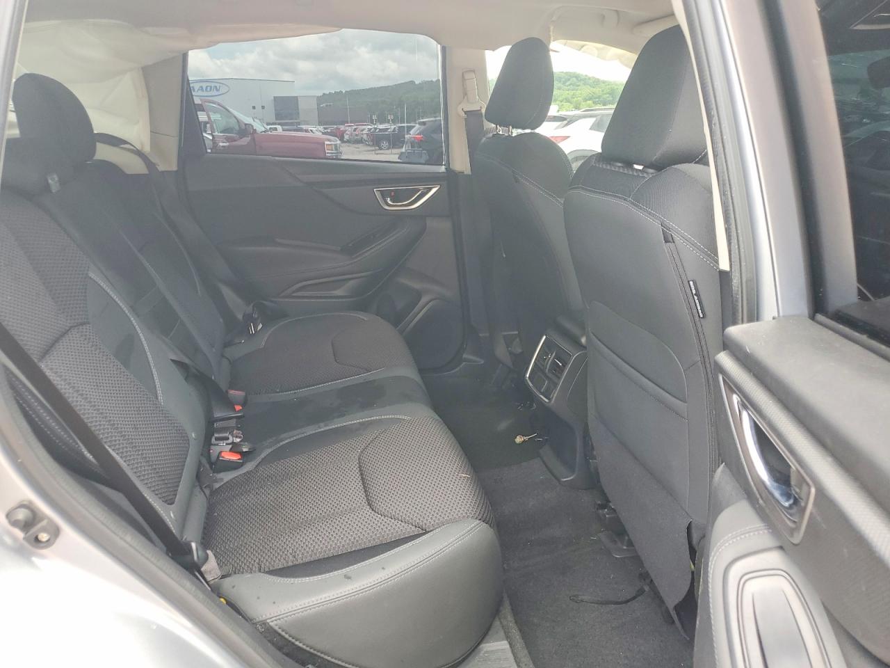 2022 Subaru Forester Premium Серебряный vin: JF2SKADC5NH465896