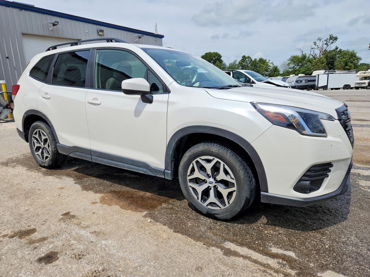 2023 Subaru Forester Premium White vin: JF2SKADC5PH448583