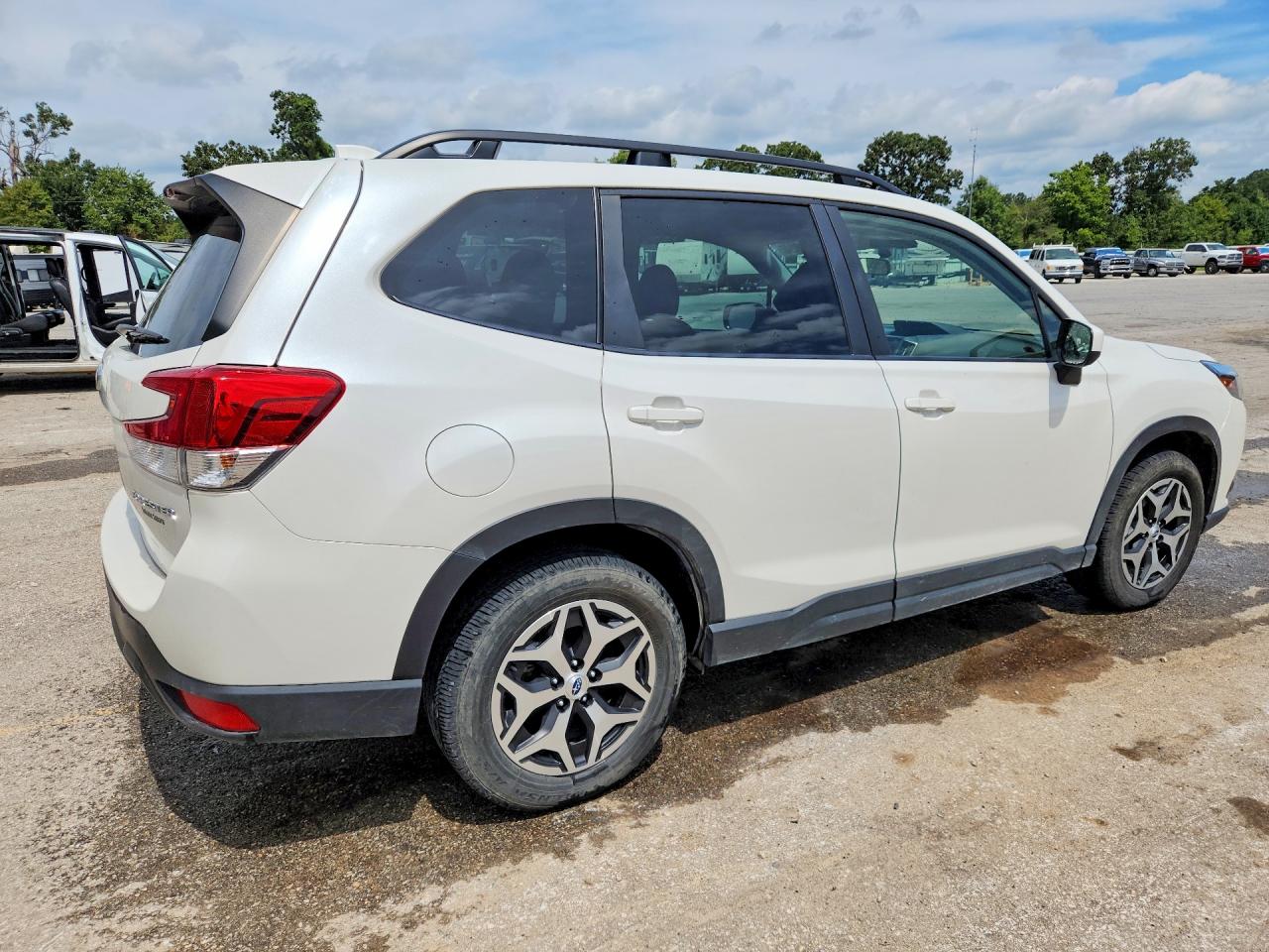 2023 Subaru Forester Premium White vin: JF2SKADC5PH448583