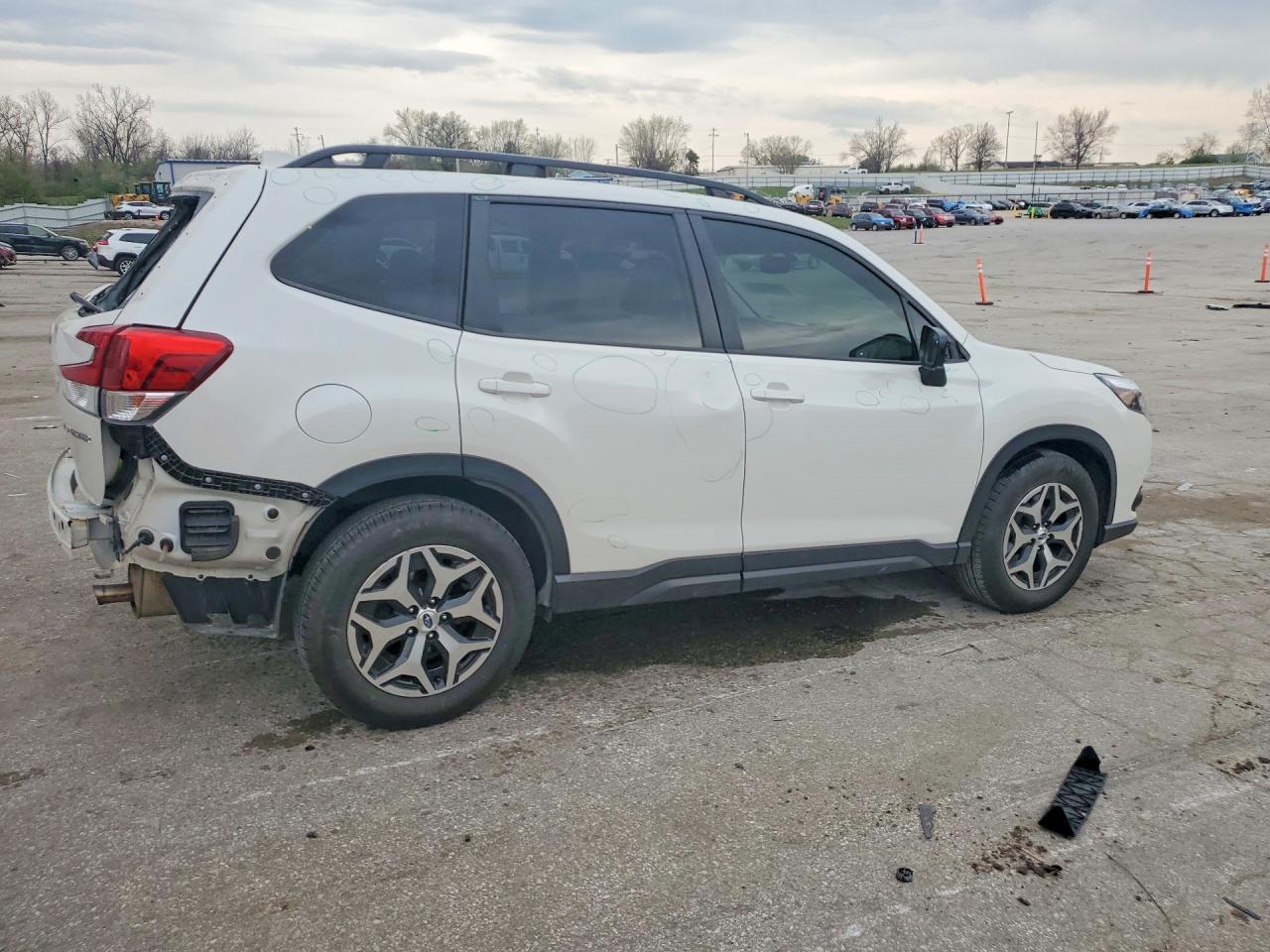 2022 Subaru Forester Premium White vin: JF2SKADCXNH407928