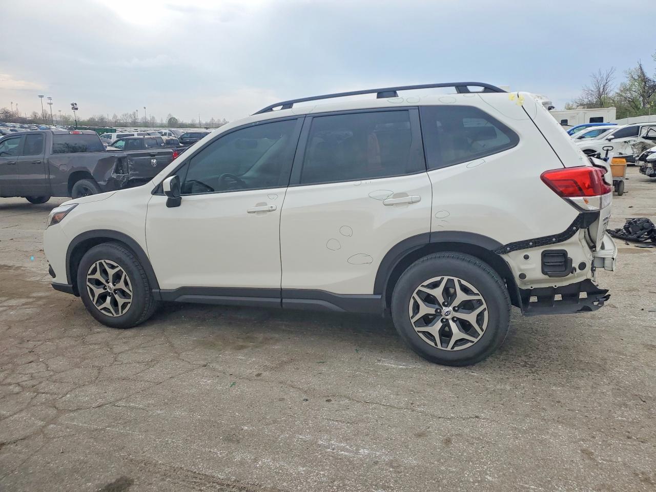 2022 Subaru Forester Premium White vin: JF2SKADCXNH407928