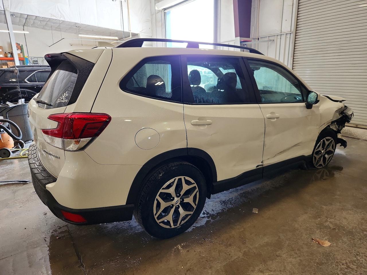 2019 Subaru Forester Premium White vin: JF2SKAEC1KH539132