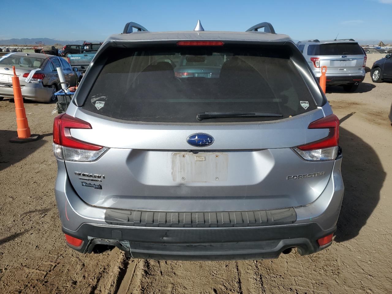 2021 Subaru Forester Premium Серебряный vin: JF2SKAFC5MH537935