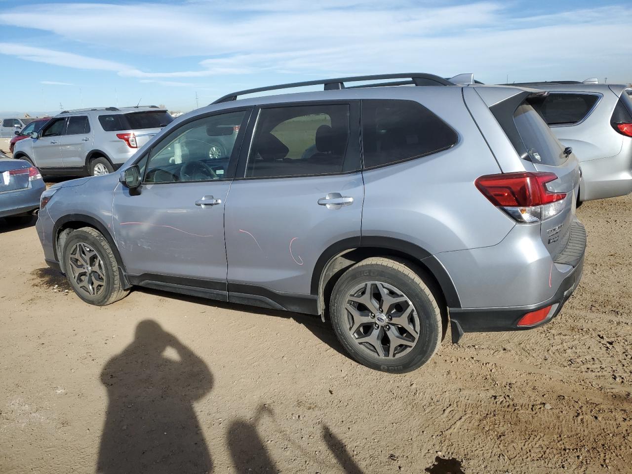 2021 Subaru Forester Premium Серебряный vin: JF2SKAFC5MH537935