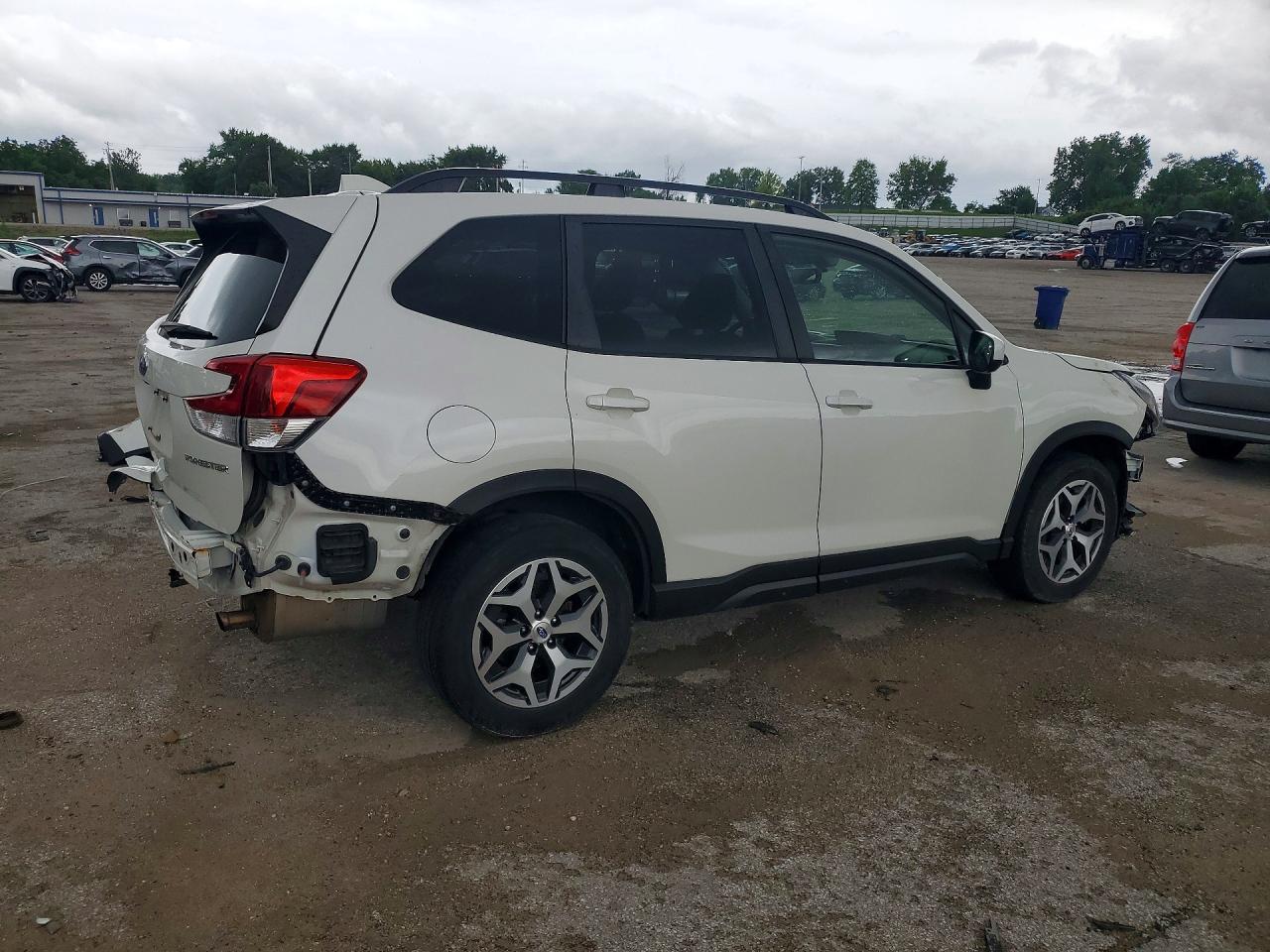 2021 Subaru Forester Premium White vin: JF2SKAFC8MH429373