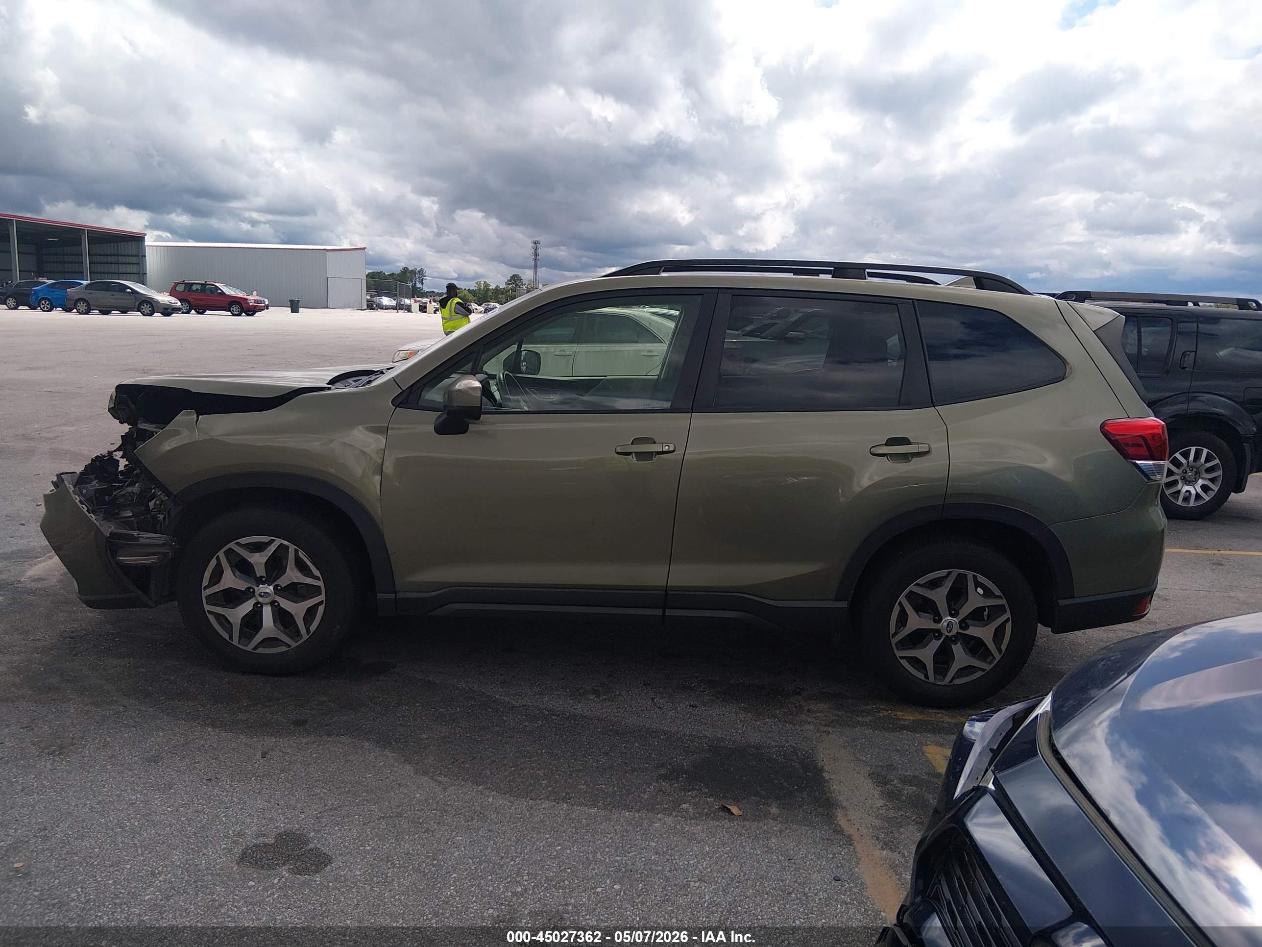 2019 Subaru Forester Premium Зеленый vin: JF2SKAGC8KH508974