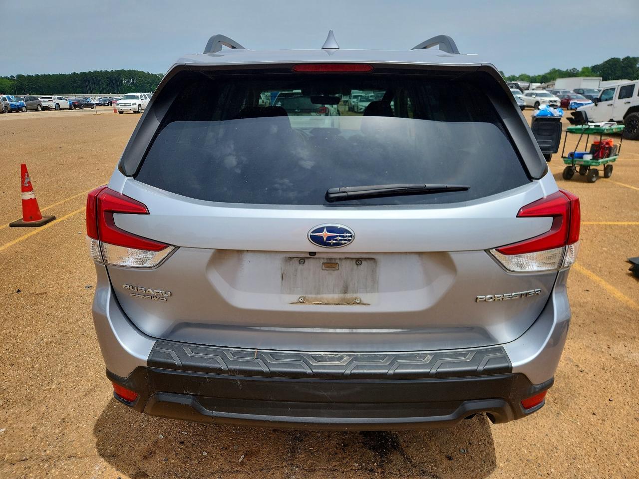 2021 Subaru Forester Premium Silver vin: JF2SKAJC6MH494892