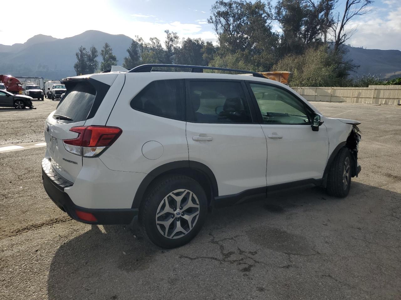 2021 Subaru Forester Premium Белый vin: JF2SKAJC8MH473414