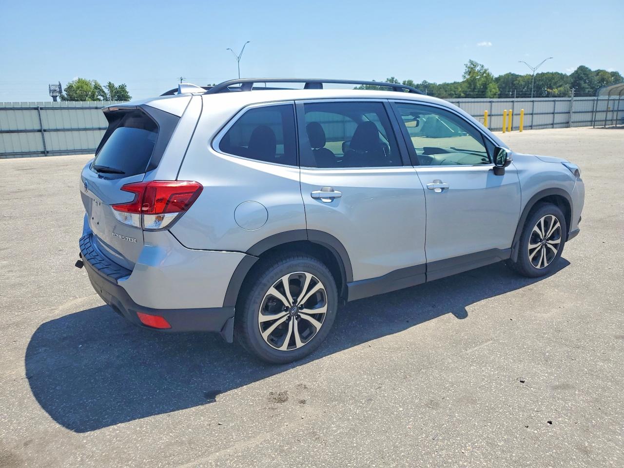 2023 Subaru Forester Limited Silver vin: JF2SKAPC2PH508685