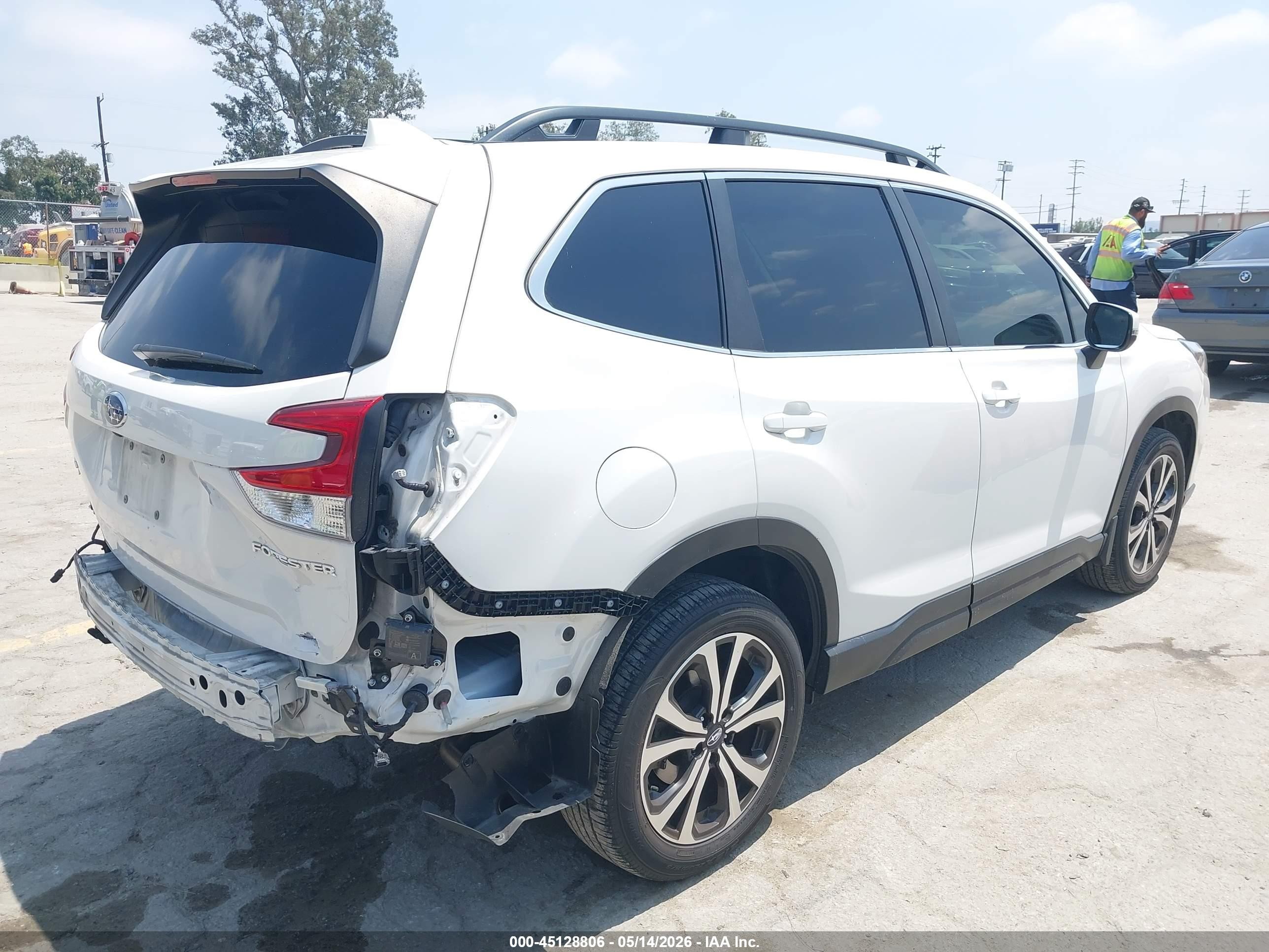2023 Subaru Forester Limited White vin: JF2SKAPC7PH475876