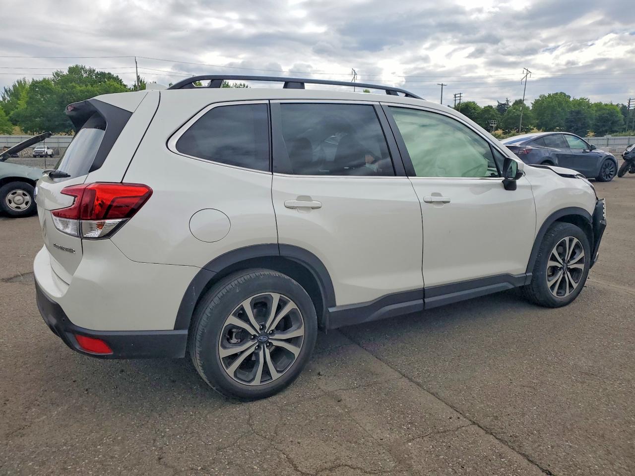 2022 Subaru Forester Limited White vin: JF2SKAPC9NH437319