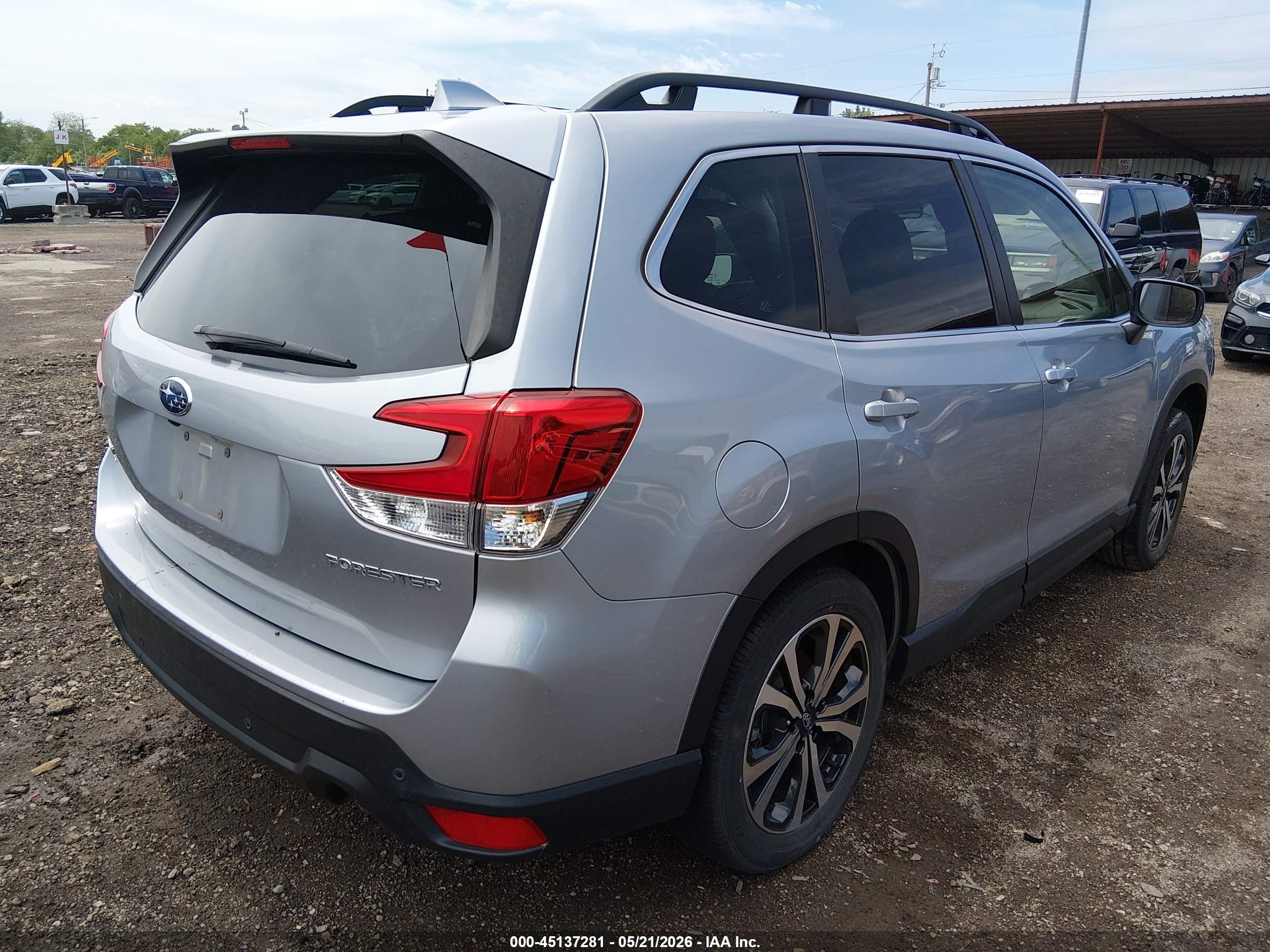 2023 Subaru Forester Limited Silver vin: JF2SKAPC9PH430082