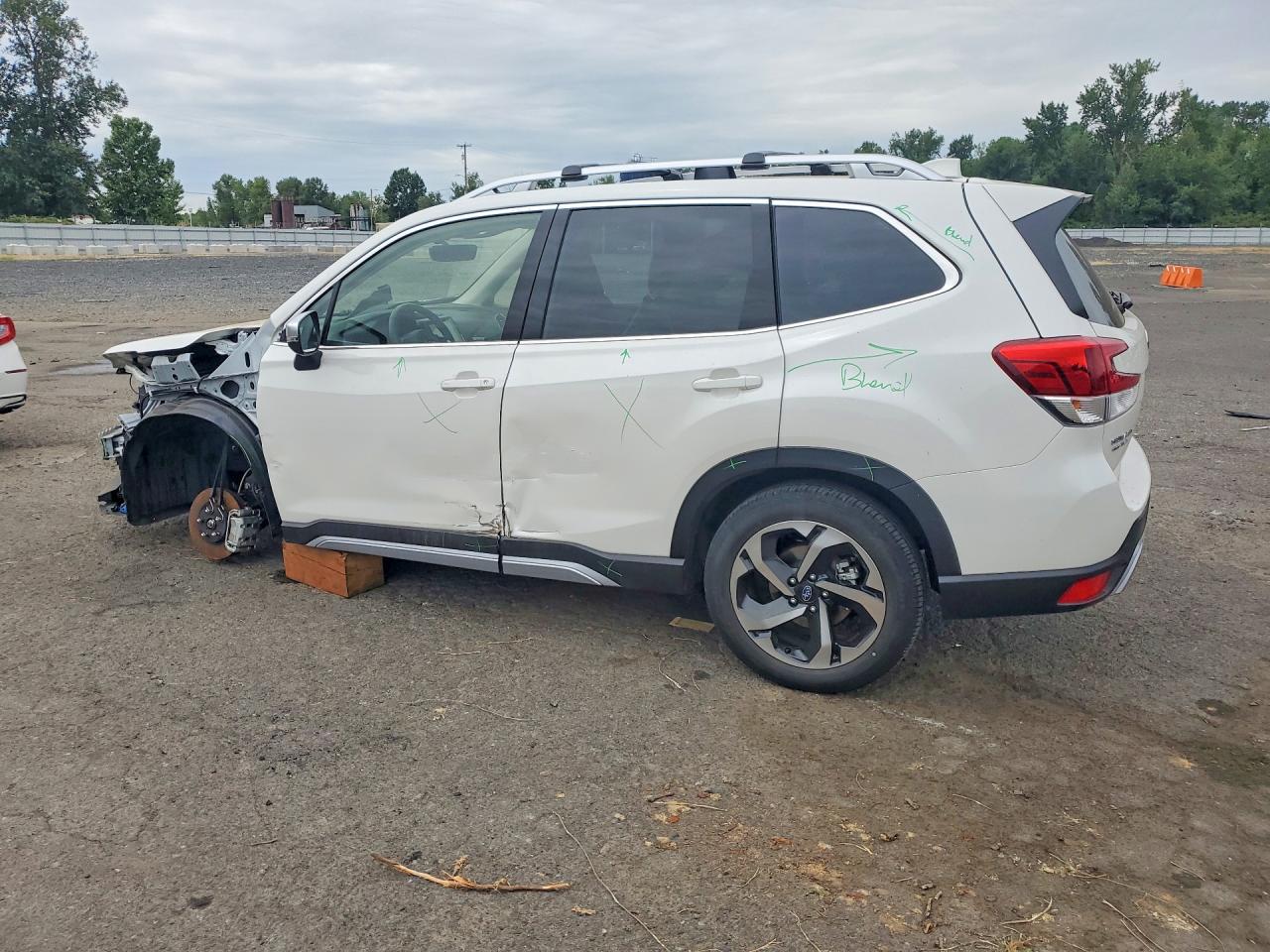 2023 Subaru Forester Touring White vin: JF2SKARC4PH424915