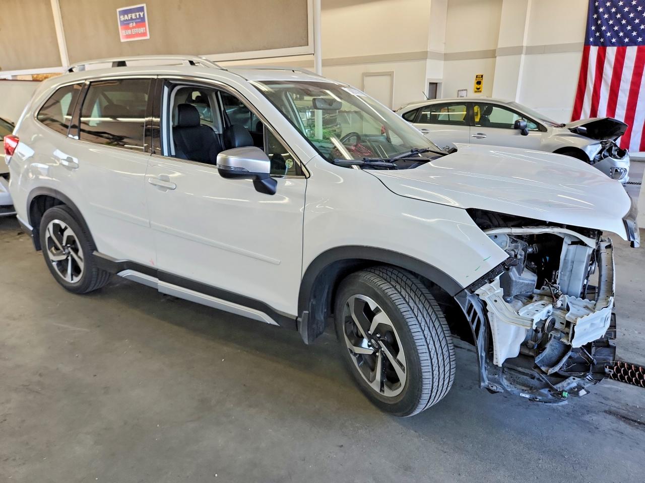 2022 Subaru Forester Touring White vin: JF2SKARCXNH433793