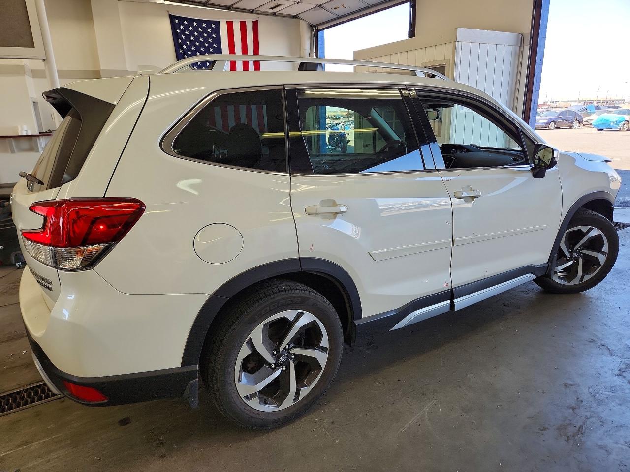 2022 Subaru Forester Touring White vin: JF2SKARCXNH433793