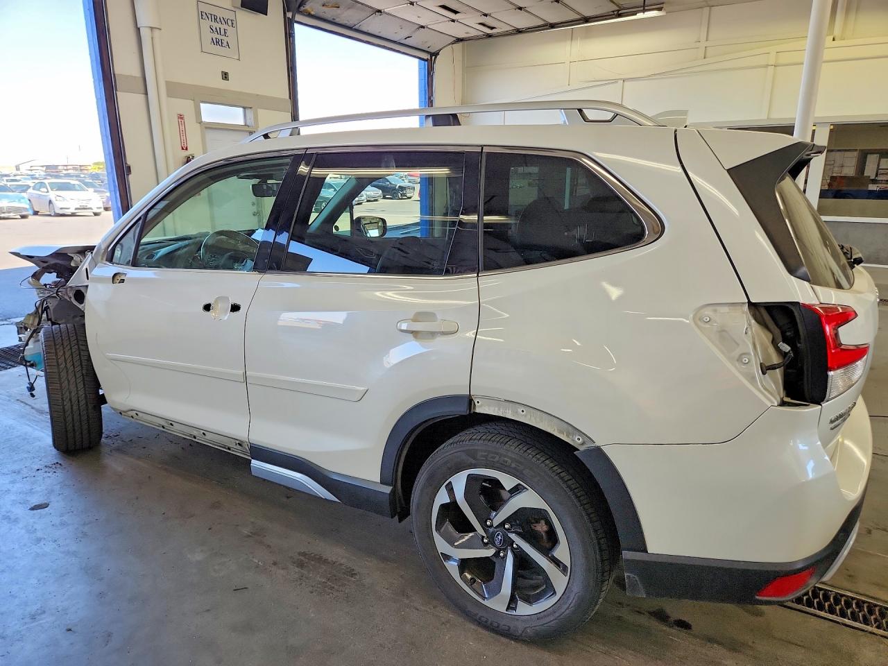 2022 Subaru Forester Touring White vin: JF2SKARCXNH433793