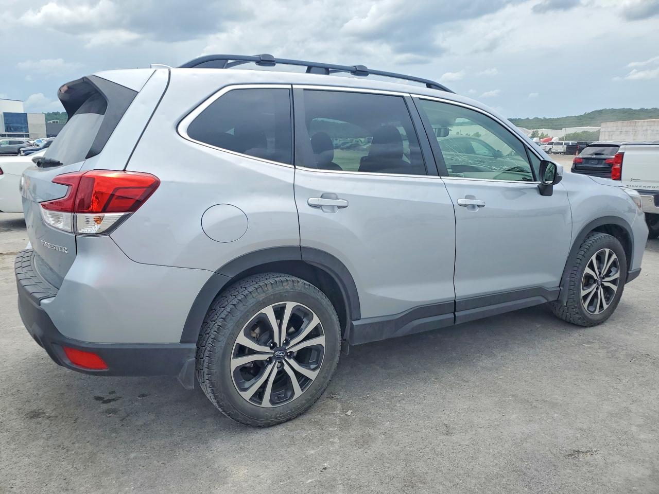 2020 Subaru Forester Limited Silver vin: JF2SKASC2LH562750