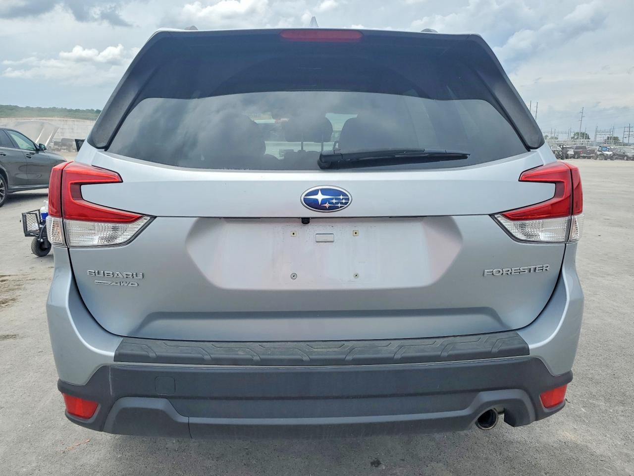2020 Subaru Forester Limited Silver vin: JF2SKASC2LH562750