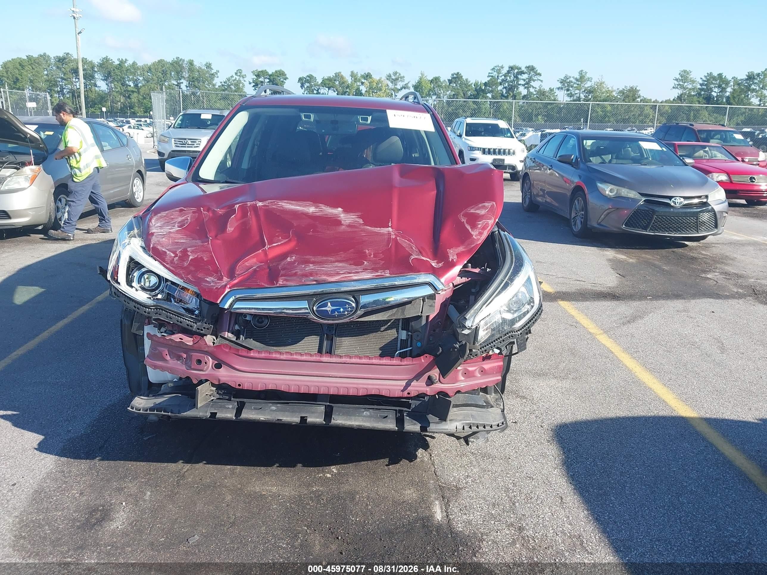 2020 Subaru Forester Touring Burgundy vin: JF2SKAXCXLH406982